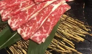 在喷发的火山烤香肠 在喷发的火山烤香肠